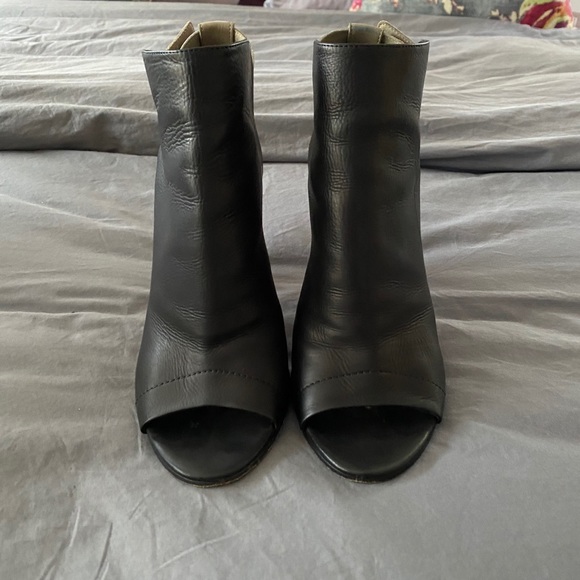 Vince Addison Block Heel Sandals - Picture 2 of 8